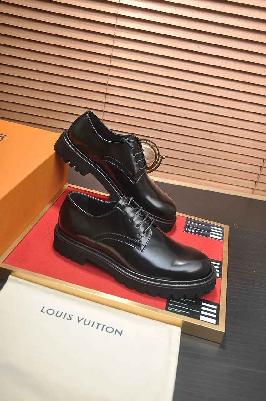 Men's men's shoes 💰640💶 [LV] (original single cowhide lining) 🍀LV's latest genuine leather business suit shoes are launched simultaneously on the official website. The first-layer cowhide imported from Italy is made of heavy gold, 💥official website 1:1 rubber outsole. Versatile to wear, high-end without losing class, and the color combination is extraordinary. This four-season style is alluring when worn on your feet, showing off your big-name flair. Standard code 38-45 (45 customized)